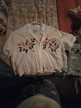 Embroidered RAILS Floral Button-Front Crop Top - White med